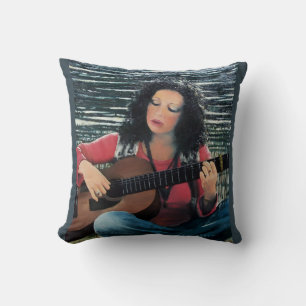 Coussin Femme jouant de la musique avec une guitare acoust