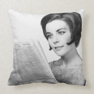 Coussin Femme Newpaper de lecture