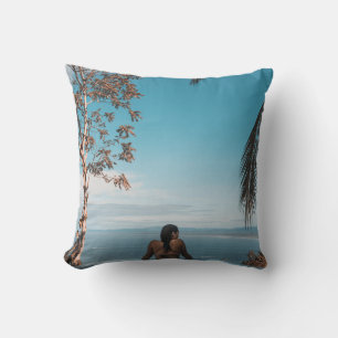 Coussin Femme portant le bikini noir robinet nageant sur l