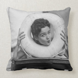 Coussin Femme posant 3