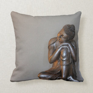 Coussin Fermez-vous de Bouddha argenté paisible