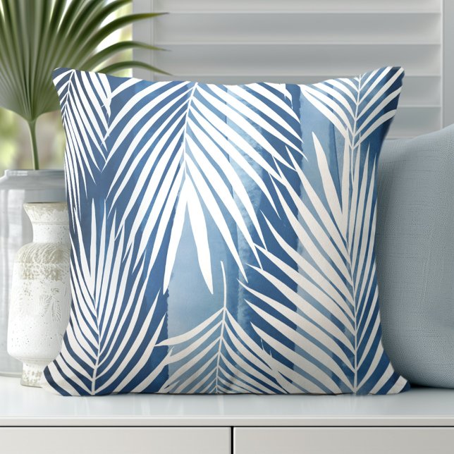 Coussin Feuilles de palme blanc bleu tropical moderne (Discover Gorgeous Coastal Throw Pillows by Totally Coast)