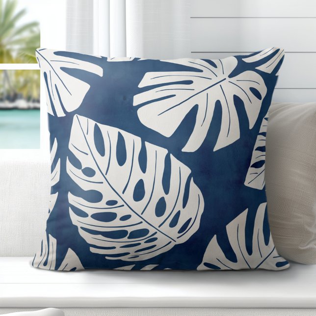 Coussin Feuilles de palme bleu moderne Tropical (Discover Gorgeous Coastal Throw Pillows by Totally Coast.)