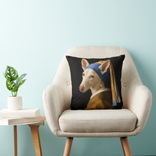 Coussin Fille au perroquet avec boucle d'oreille en perle