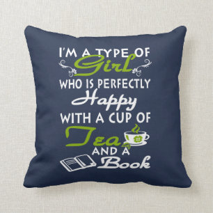Coussin Fille avec une tasse de thé et d'un livre