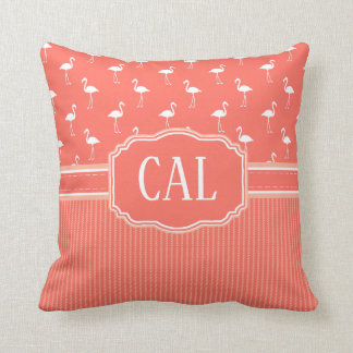 Coussin Flamant rose de couleur et monogramme de corail