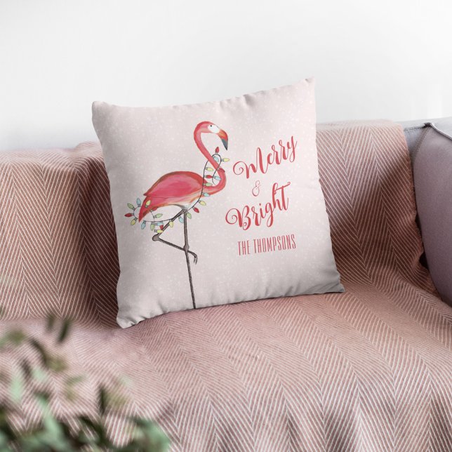 Coussin Flamant rose rose de Noël personnalisé (Cute pink flamingo Christmas throw pillow with personalized tropical holiday design.)