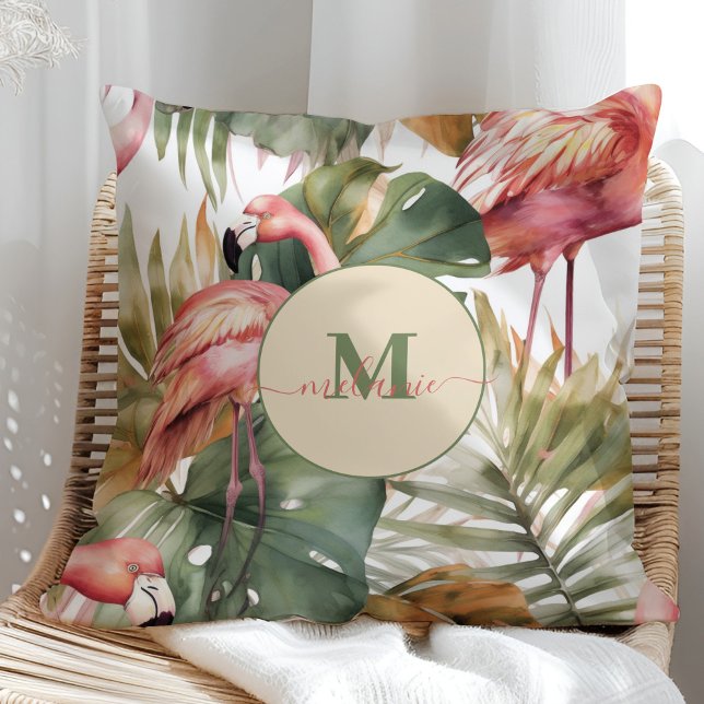 Coussin Flamant rose tropical Monstera Nom personnalisé (Tropical Flamingo Monstera Custom Name Throw Pillow on a sunny rattan chair.)