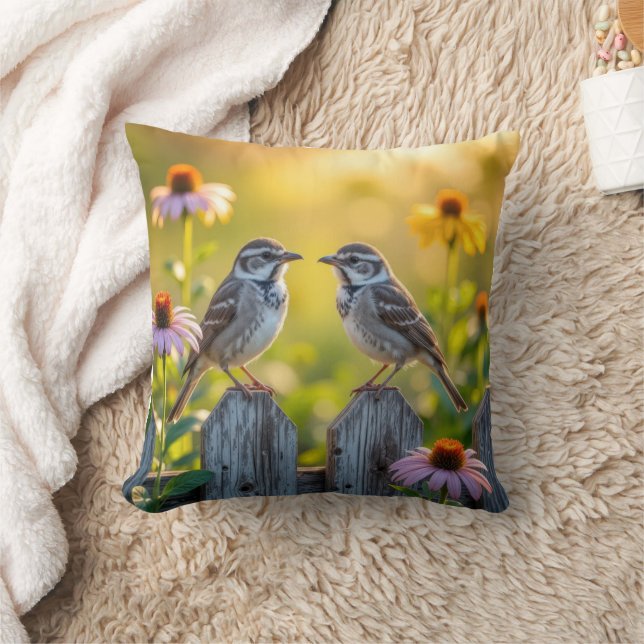 Coussin Flèches et fleurs de cônes par une clôture en bois (Couverture)