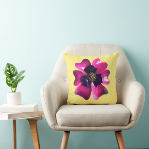 Coussin Fleur de Pansy Violet Rétro MOD sur Fond Jaune Beu