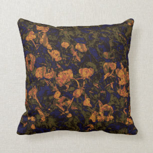 Coussin Fleur orange contre le motif de camouflage de