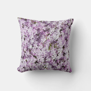 Coussin Fleur violette, cadre de fraîcheur estivale.