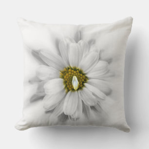 Coussin fleurit dans les tons blancs