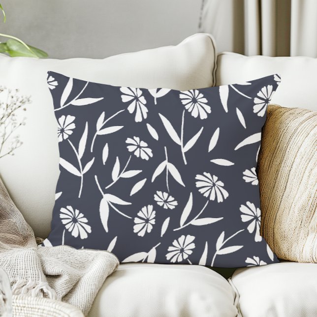 Coussin Fleurs à main rustique bleu marine (navy blue pillow with cottagecore hand drawn floral pattern)