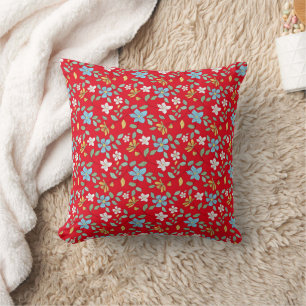Coussin Fleurs bleues blanches sur arrière - plan écarlate