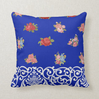 Coussin Fleurs et dentelles sur bandes Bleues, Tan & White