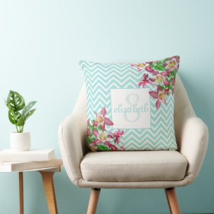 Coussin Fleurs et monogramme Chevron