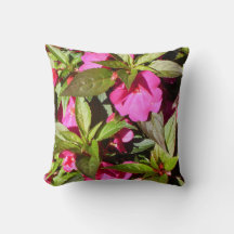Fleurs roses et feuilles verts