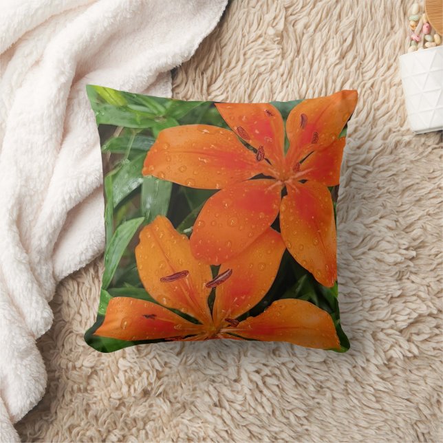 Coussin Fleurs rouges-orange avec feuilles verts (Couverture)