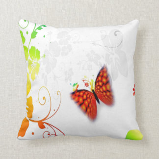 coussin floral de papillon de couleur faite sur