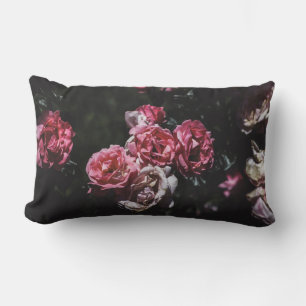 Coussin floral floral et gothique floral et foncé