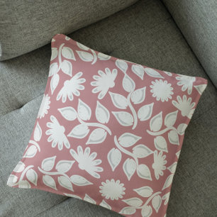 Coussin Floral Whimsical dans un rose poussiéreux lancer o
