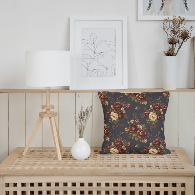 Coussin Flores d'automne en Bourgogne profonde et crème ch (Classic farmhouse look with warm, inviting fall floral accents.)