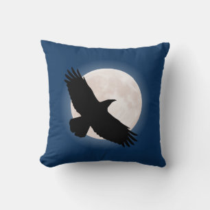 Coussin Flying raven avec la lune derrière elle