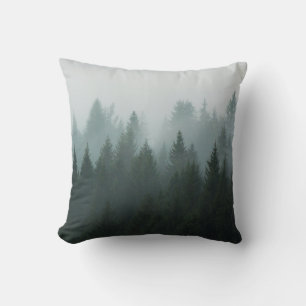 Coussin Forêt dans la brume matinale dans la montagne. Épi