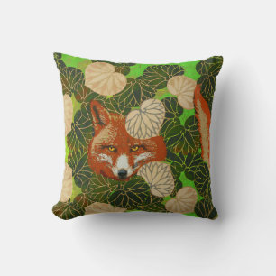 COUSSIN FOX ROUGE PARMI LES FEUILLES VERTS ET LE FOLIAGE