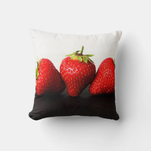 Coussin Fraises DS sur tpcnm noir et blanc