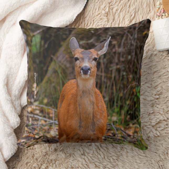 Coussin Funny Young Blacktail Deer sourit à un photographe (Couverture)