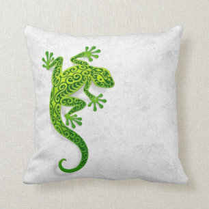 Coussin Gecko vert s'élevant sur un mur blanc