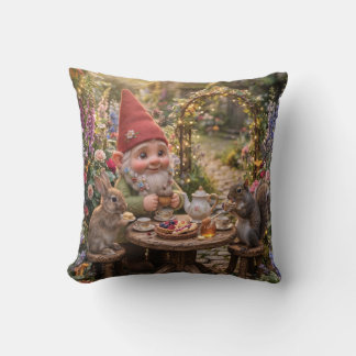 Coussin Gnome prenant le thé avec un lapin et un écureuil