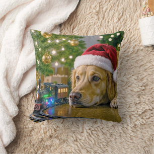 Coussin Golden Retriever de Noël regardant un train jouet