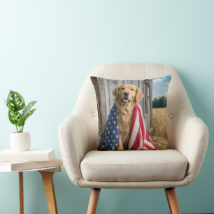 Coussin Golden Retriever drapé dans un drapeau américain