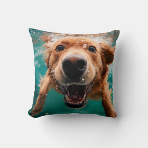 Coussin Golden Retriever heureux nageant sous l'eau