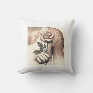 Coussin Grace et force : La Lionesse et le tatto Rose