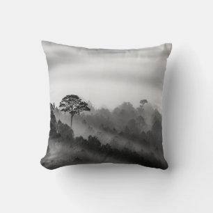 Coussin Grand arbre dans la forêt de pin dans la brume