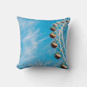 Coussin Grande roue blanche sous ciel clair le matin