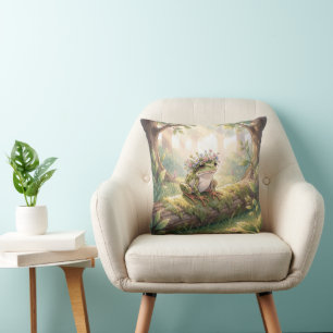 Coussin Grenouille portant une couronne florale en forêt