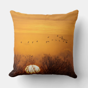 Coussin Grues de Sandhill silhouettées contre le soleil l