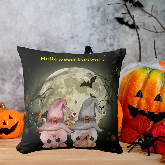 Coussin Halloween Gnome Couple Pleine lune (Halloween Gnome Couple Full Moon Throw Pillow)