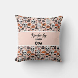 Coussin Halloween rose Éffrayant un nom personnalisé