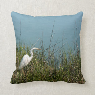 Coussin Héron blanc se tenant dans l'eau de l'herbe W