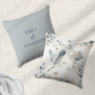 Coussin Hérons bleus modernes en vol noms des jeunes marié