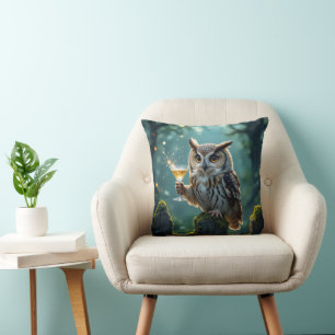 Coussin Hibou tenant un cocktail dans une forêt mystique