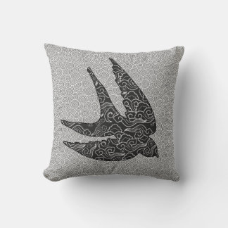 Coussin Hirondelle japonaise en vol, Charbon & Gris clair