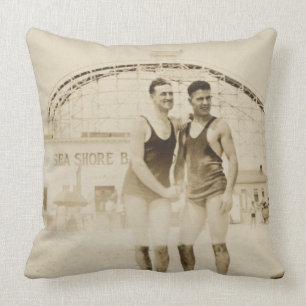 Coussin Hommes se tenant sur la plage