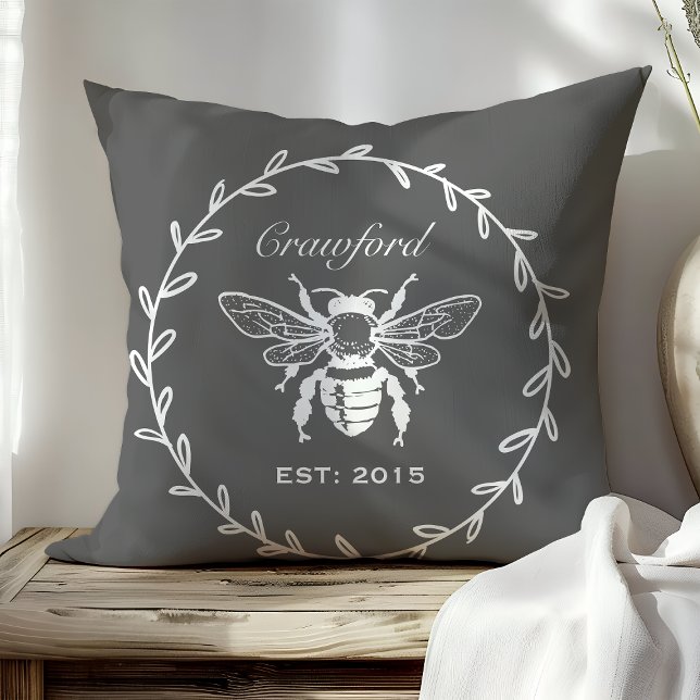 Coussin Honey gris foncé Bee Laurel Honeycomb Monogramme (Créateur téléchargé)